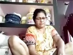 Mature desi Bhabi pussy peep